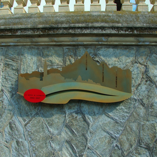 monumento agli alpini formato da tre lastre di bronzo che definiscono un continuum uncio e rappresentano le tre anime dell'Alpinità: la penna il territorio e le montagne